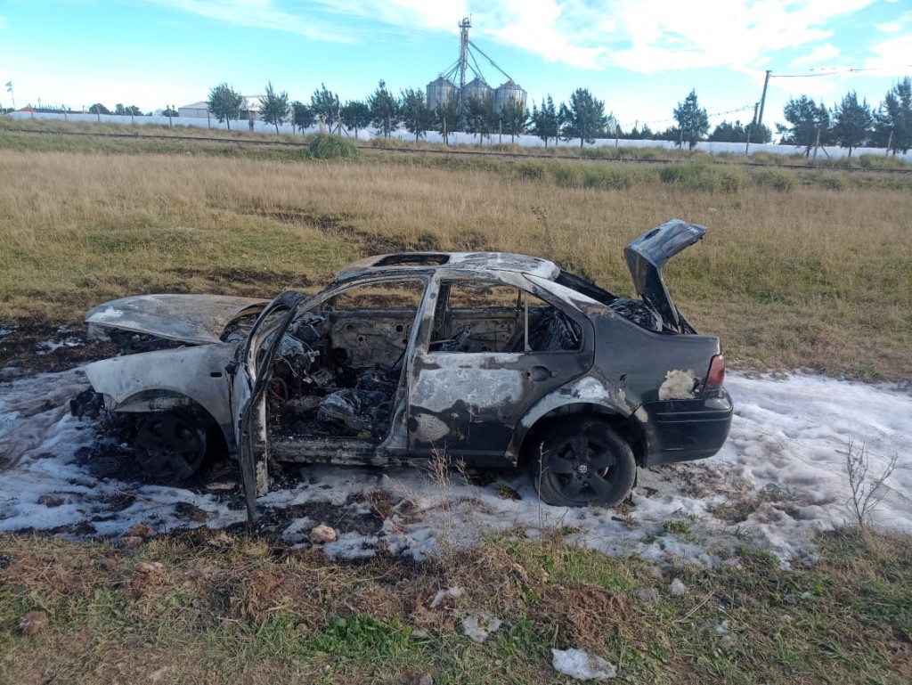 Mujer aprehendida por quemar un auto