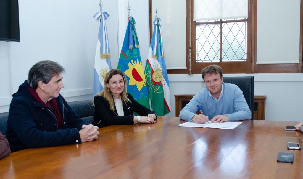 El intendente Maximiliano Wesner firmó un convenio de cooperación con la Universidad Nacional de La Plata