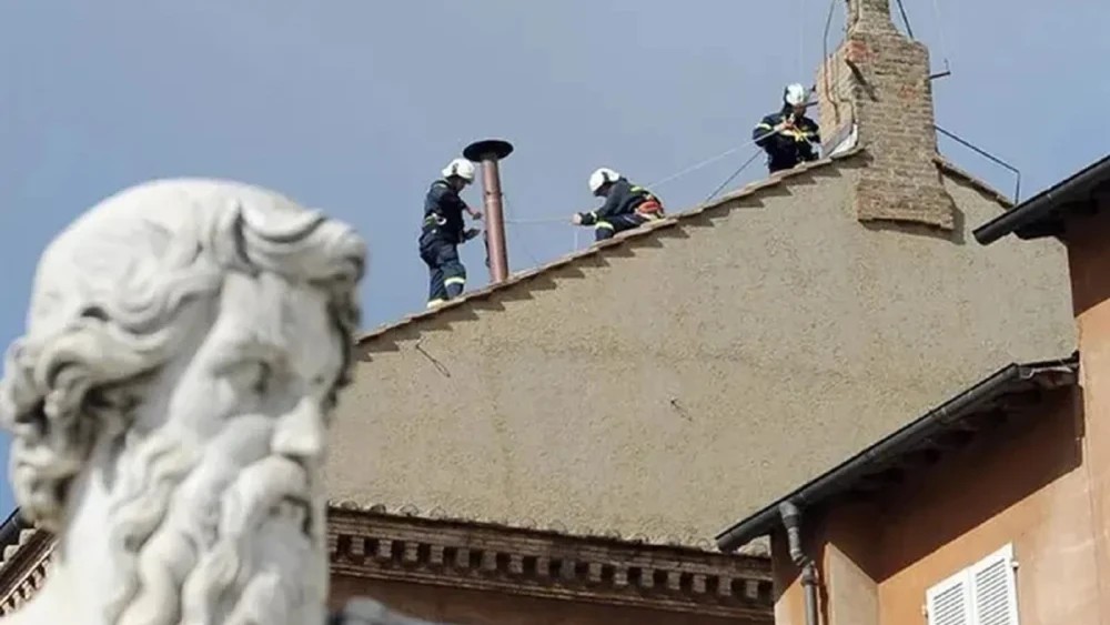 El Vaticano ya instaló la chimenea en la Capilla Sixtina para el cónclave