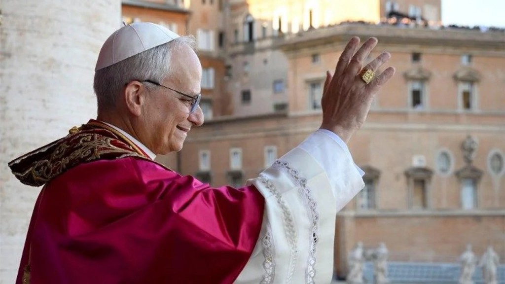 El papa León XIV celebra su primera misa