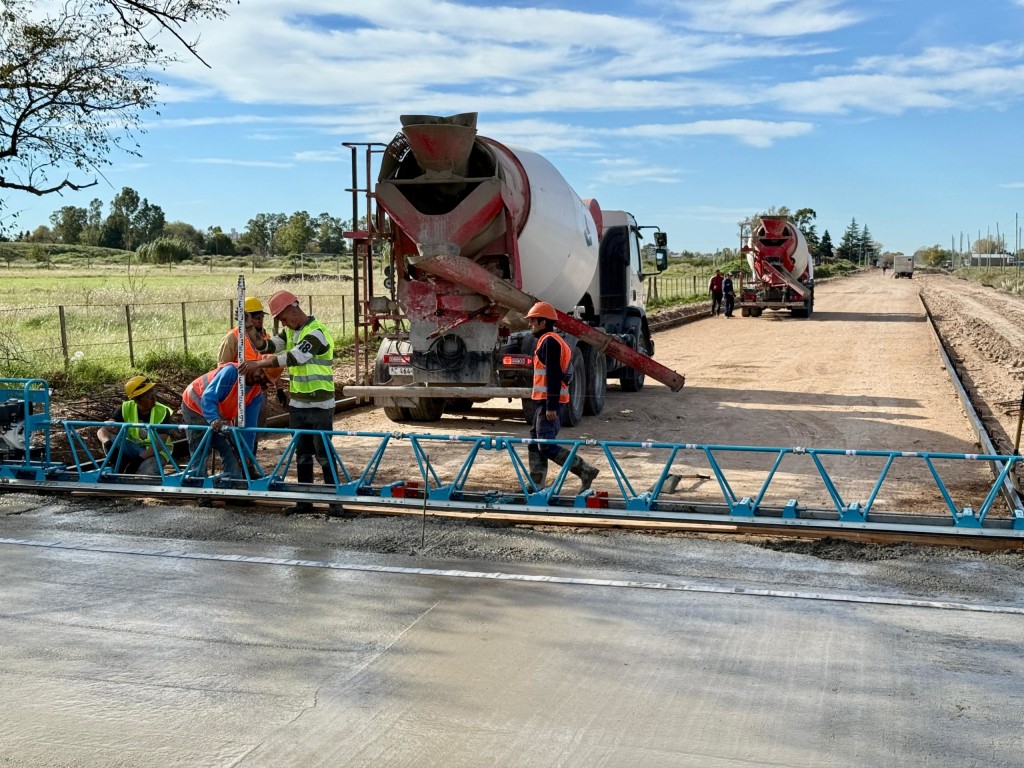 Comenzó el proceso de hormigonado en la obra de la Av. La Rioja