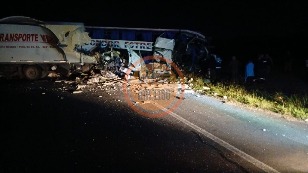 Otra vez la Ruta 3: al menos cuatro fallecidos por choque de micro y camión