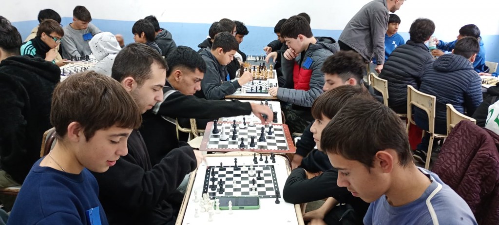 Sierra Chica: 120 estudiantes compiten en el Primer Torneo Intercolegial de Ajedrez
