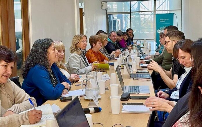 Docentes y estatales retoman la paritaria con Provincia para intentar llegar a un acuerdo salarial