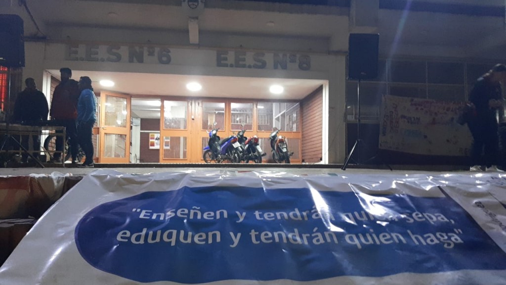 Gran convocatoria en el abrazo a la EES N°8
