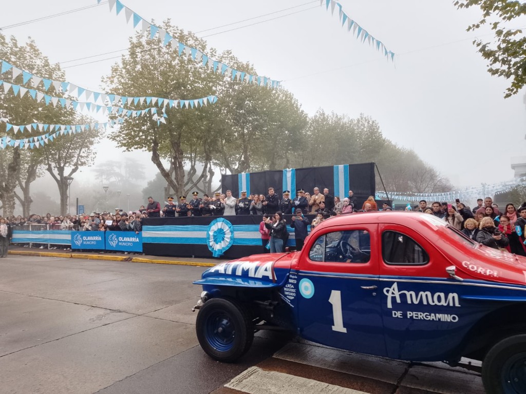 25 de Mayo: retornó el desfile en el Centro, pese a que el día no acompañó