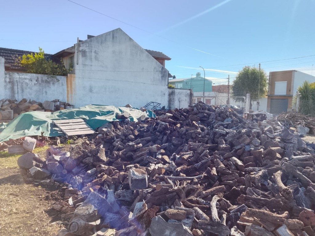 ‘Hay clientes que llevan la bolsa de leña para el día’