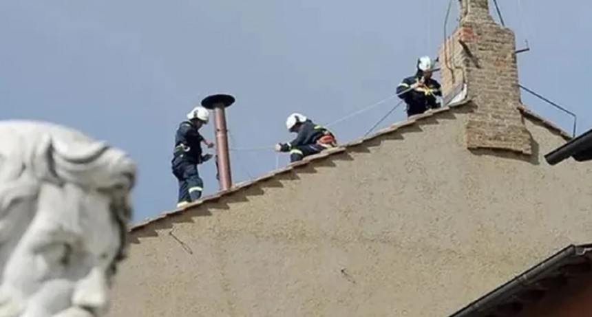El Vaticano ya instaló la chimenea en la Capilla Sixtina para el cónclave