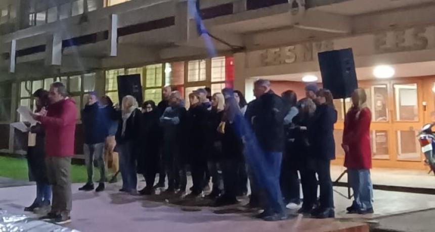Gran convocatoria en el abrazo a la EES N°8
