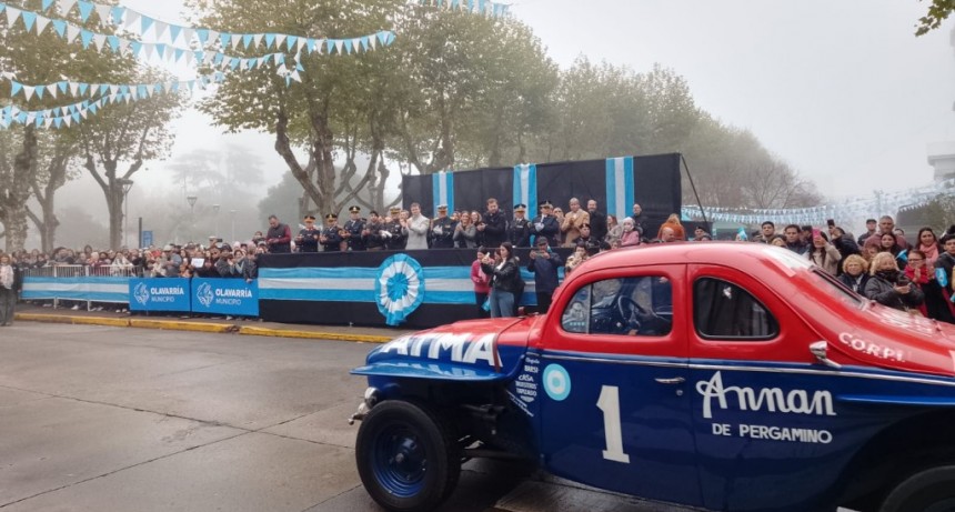 25 de Mayo: retornó el desfile en el Centro, pese a que el día no acompañó