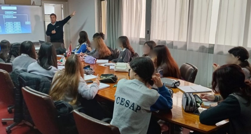Alumnos de secundaria visitaron la cooperativa de electricidad