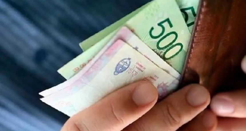 Aseguran que el poder adquisitivo del salario mínimo cayó 32% real en el gobierno de Milei