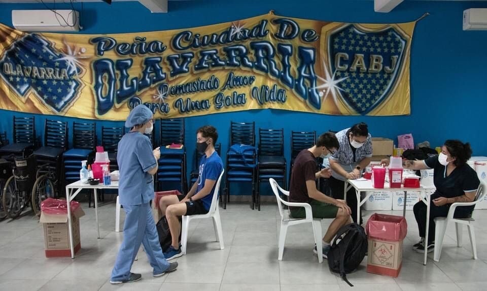 COVID: Esta semana se vacuna en centros de jubilados y en Villa Alfredo Fortabat