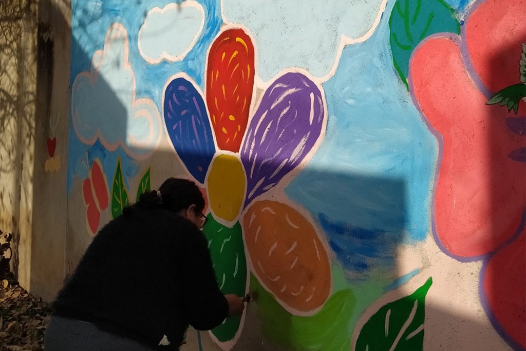 Arte y feminismo: Políticas de Género finalizó la pintada de mural en su sede