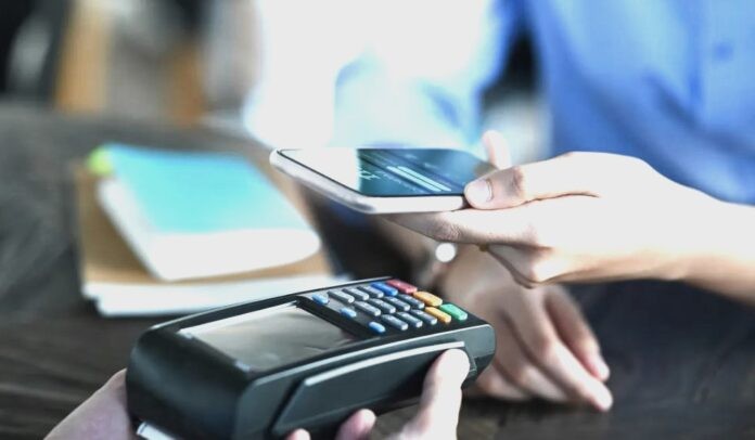 Los pagos por transferencia con celular superaron a los realizados con tarjetas de débito