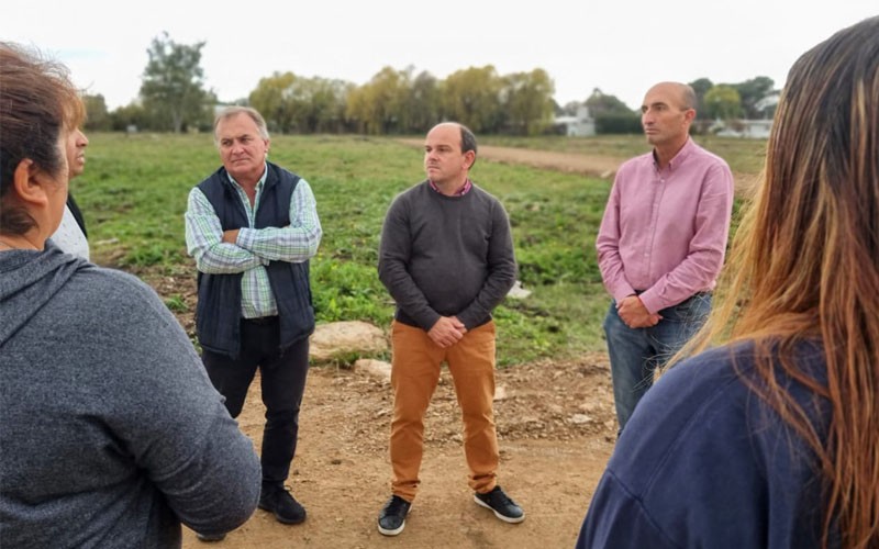 Rodríguez en Hinojo: Diálogo con vecinos sobre acceso a viviendas y visita al Club