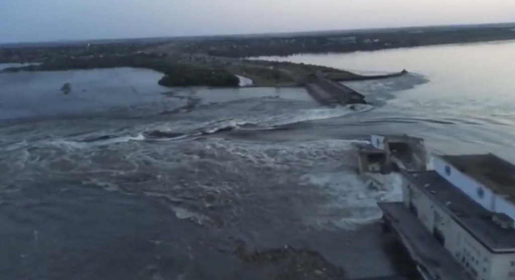 Ucrania: explotó una represa en Jerson y hay miles de evacuados por inundaciones 