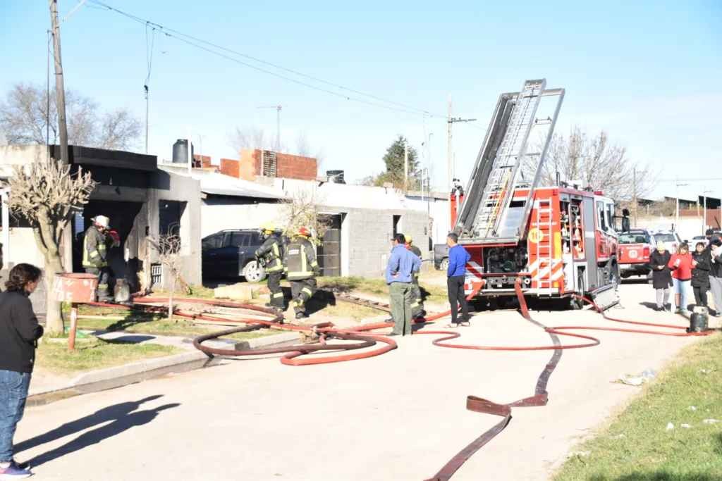 Cinco dotaciones de bomberos y dos personas hospitalizadas por incendio de vivienda