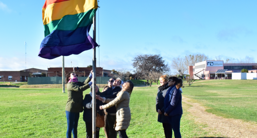 Se izó la bandera del Orgullo en el Complejo Universitario