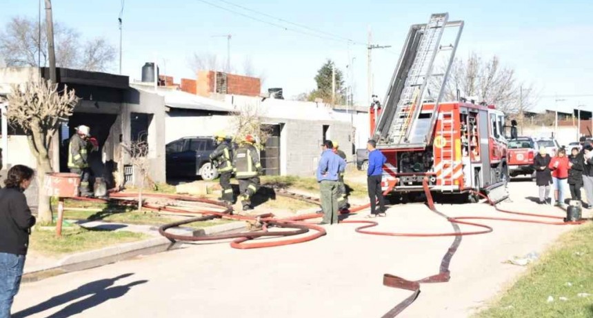 Cinco dotaciones de bomberos y dos personas hospitalizadas por incendio de vivienda