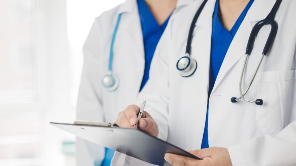 Eliminan aranceles en trámites clave para profesionales y centros de salud