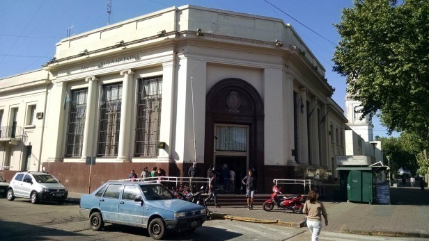 Bancarios acuerdan aumento salarial y el básico supera $1.850.000