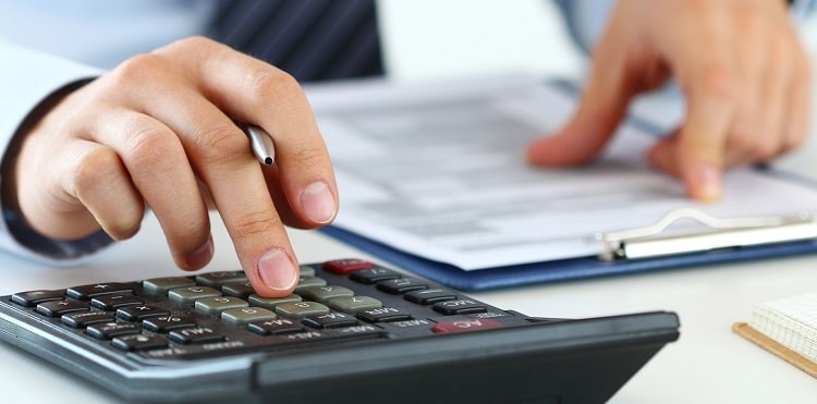 Impuestos: una familia tipo destina el 50% de sus ingresos a pagarlos