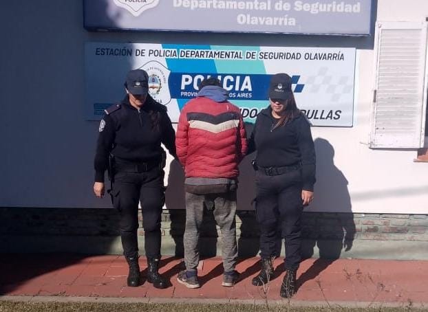 Un joven fue aprehendido en la vía pública luego de constatar que tenía pedido de paradero 