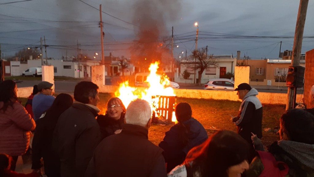 Fogata, música y comunidad en Hipólito Irigoyen