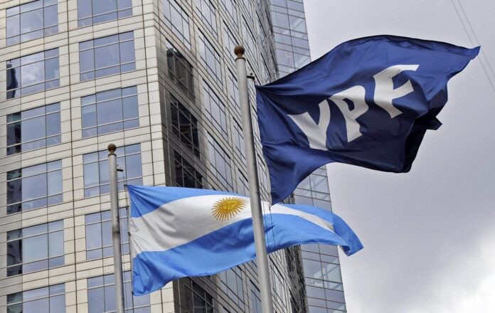 Argentina deberá entregar el 51% de las acciones de YPF 