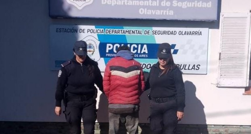 Un joven fue aprehendido en la vía pública luego de constatar que tenía pedido de paradero 