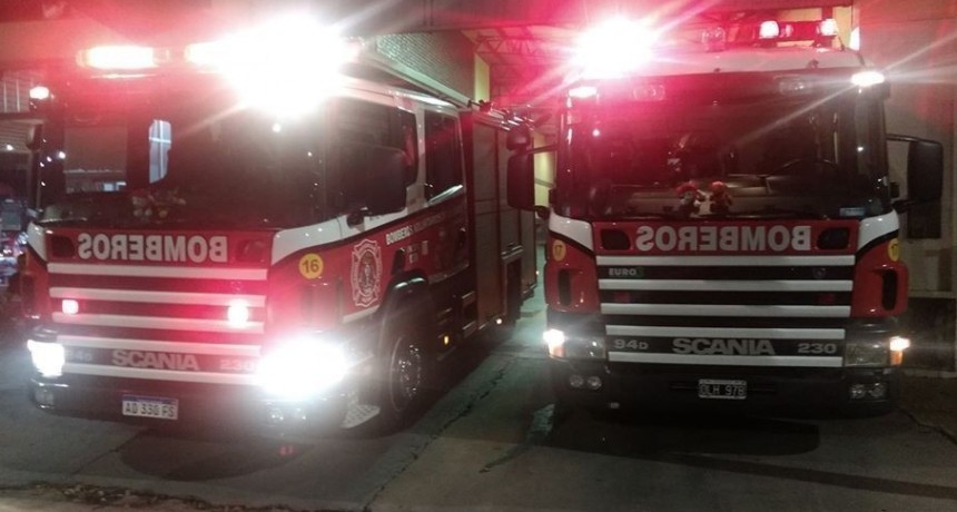 Incendio de auto en la madrugada de este jueves