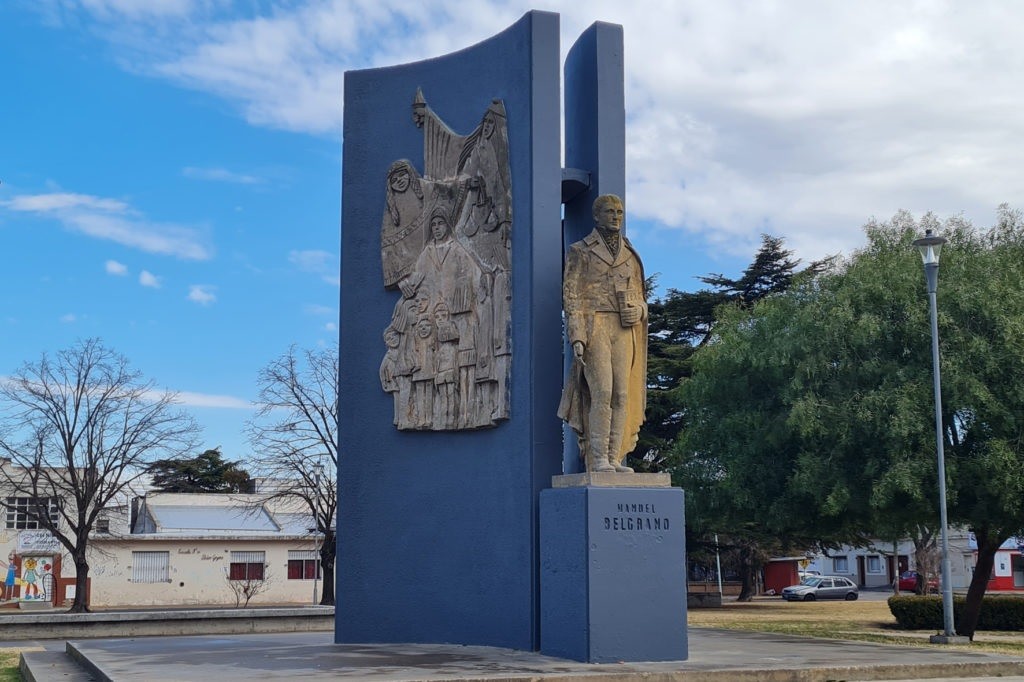 Fue repintado el monumento de la plaza Manuel Belgrano
