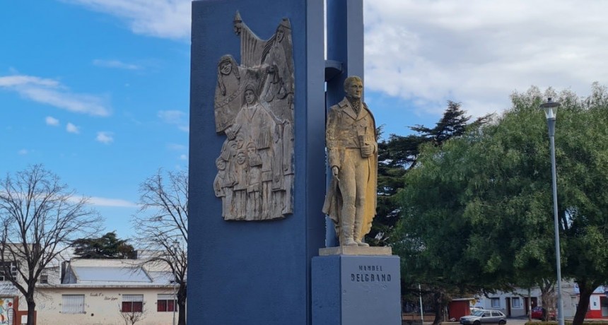 Fue repintado el monumento de la plaza Manuel Belgrano