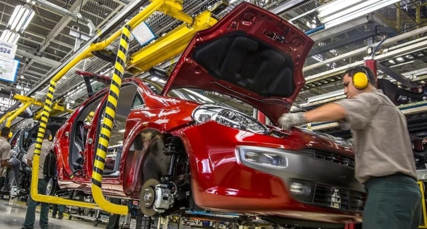 La producción de automóviles cayó un 40% frente a junio del 2023