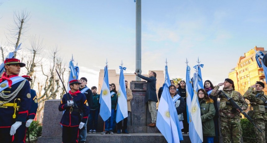 El intendente Maximiliano Wesner encabezó el acto protocolar del 9 de julio