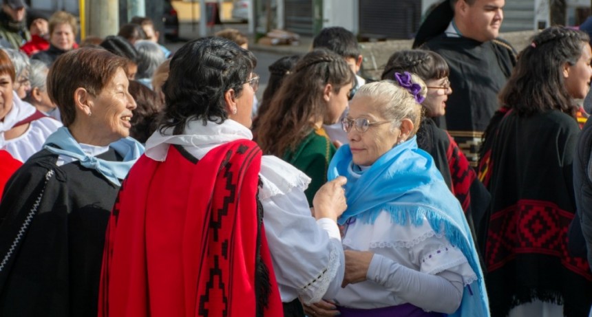 Gran marco de público en el 'Gran Pericón Nacional' por el Día de la Independencia