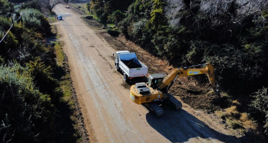 Se realizan tareas de limpieza y mantenimiento vial sobre Ituzaingó Sur y acceso a La Isla