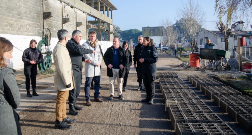 Internos de Sierra Chica hacen bloques, arreglan camionetas y confeccionan muebles para la Municipalidad