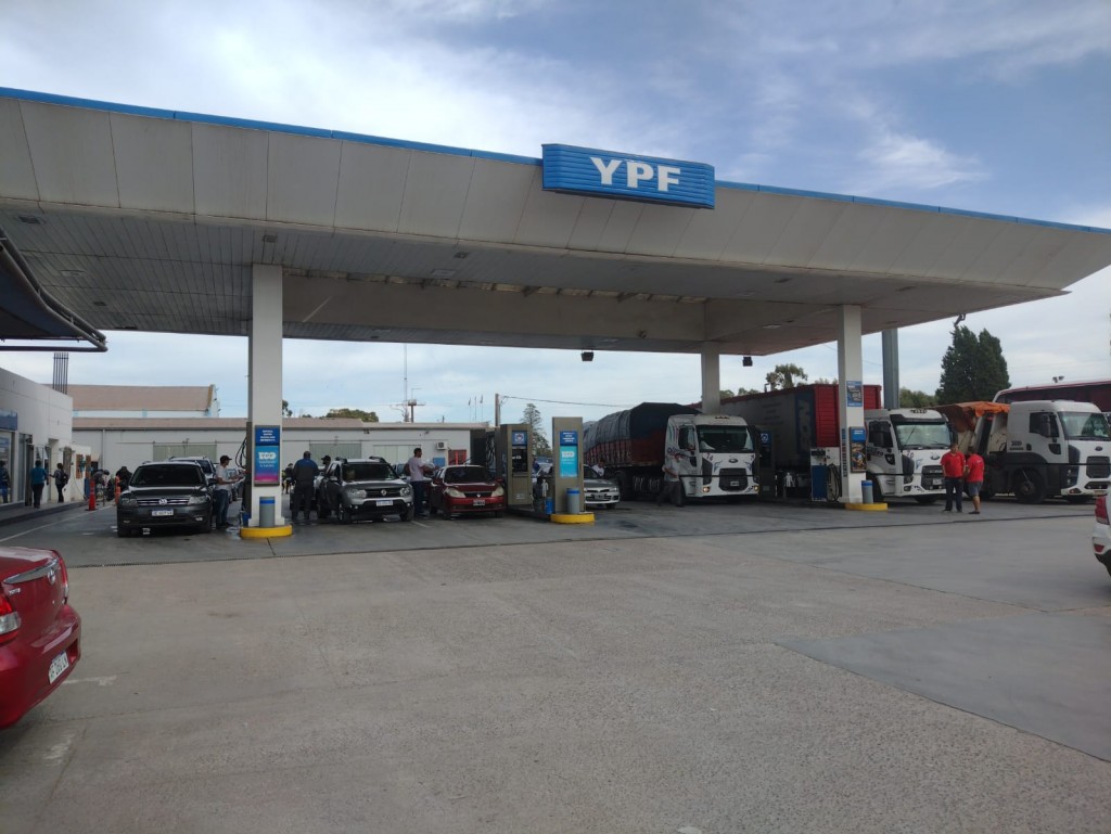 Comienza la baja del precio nocturno en estaciones de YPF locales