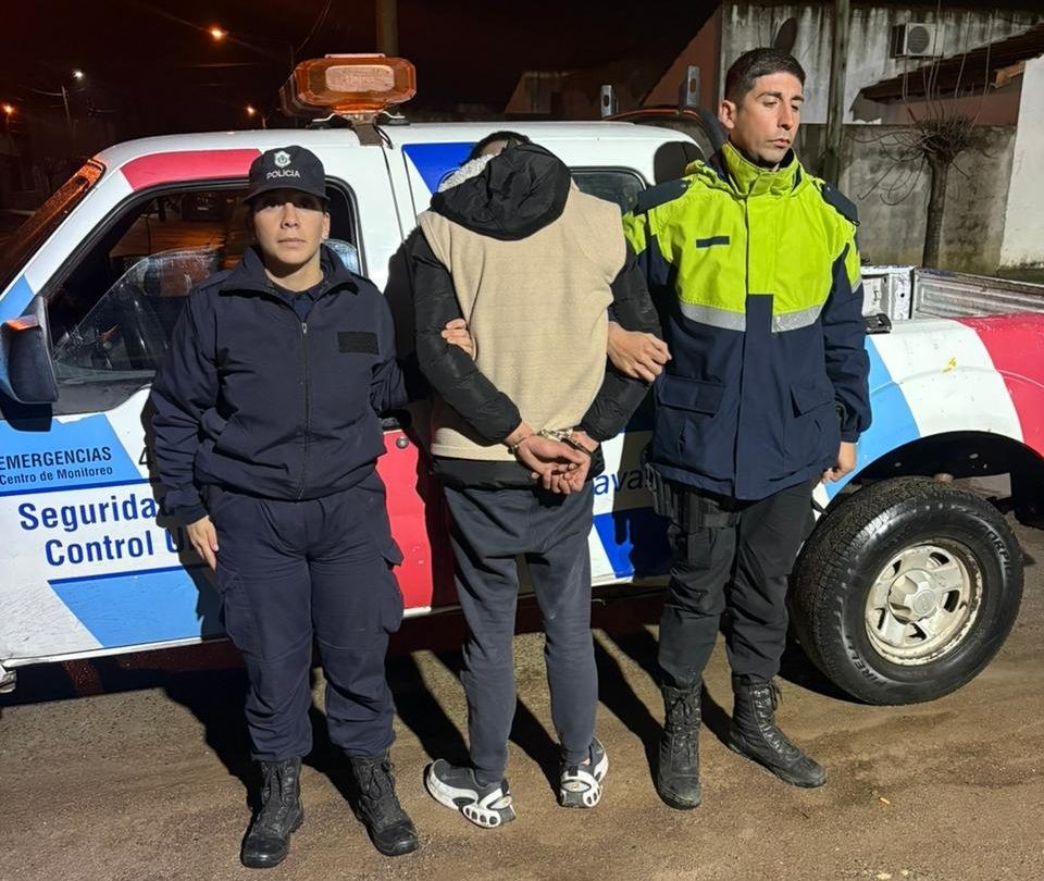 Caminaba con un televisor y lo escondió debajo de un colectivo cuando vio a la policía