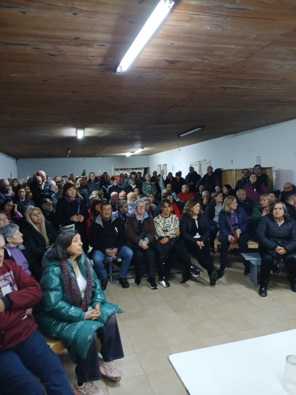 Vecinos se reunieron con Coopelectric por los reiterados cortes y la suba de tensión