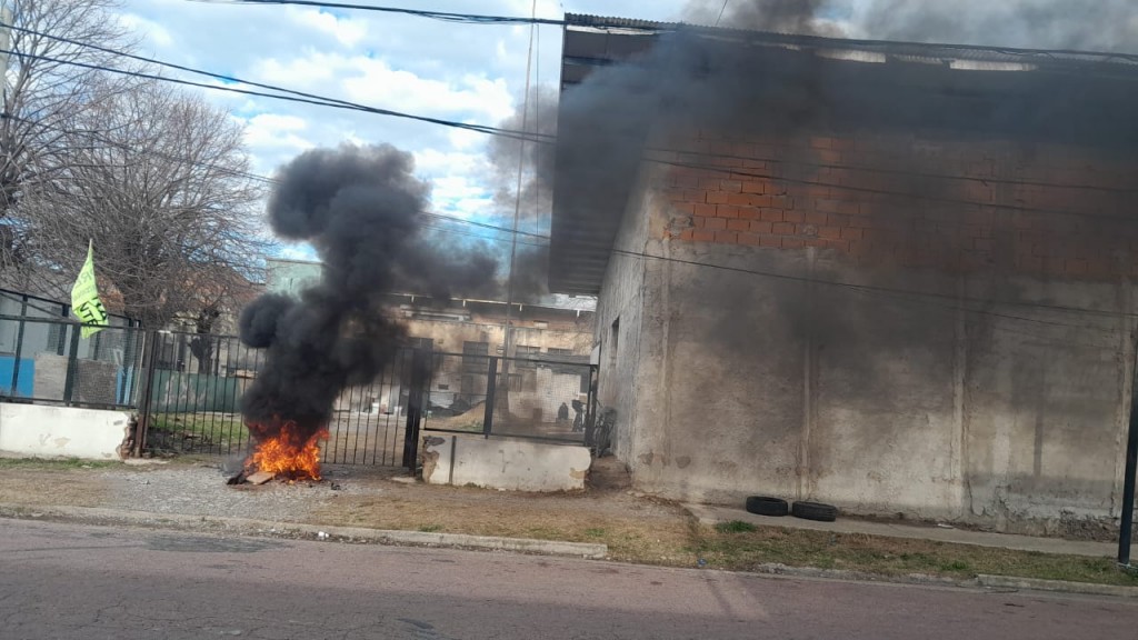 Sin respuesta al reclamo de pago, trabajadores queman gomas frente a la obra de Ciencias de la Salud