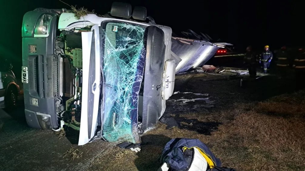 Volcó camión de hacienda en cercanías de Bolívar sobre 226