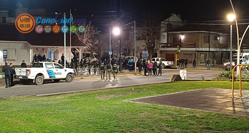 Mestralet, candidato a concejal del FIT, junto a otro militante, detenidos