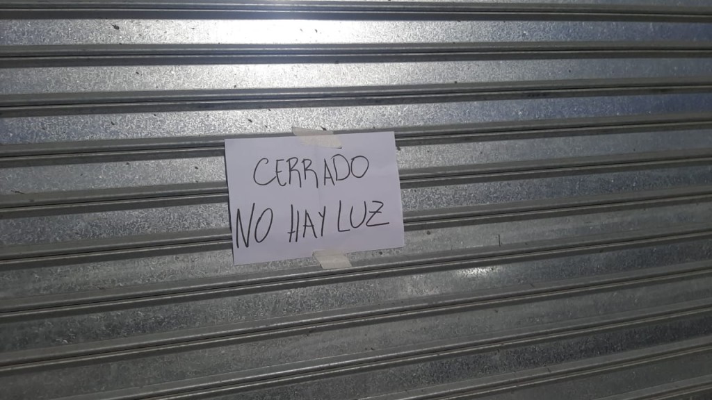 Comerciantes reclaman ante inseguridad y reiterados cortes de luz 