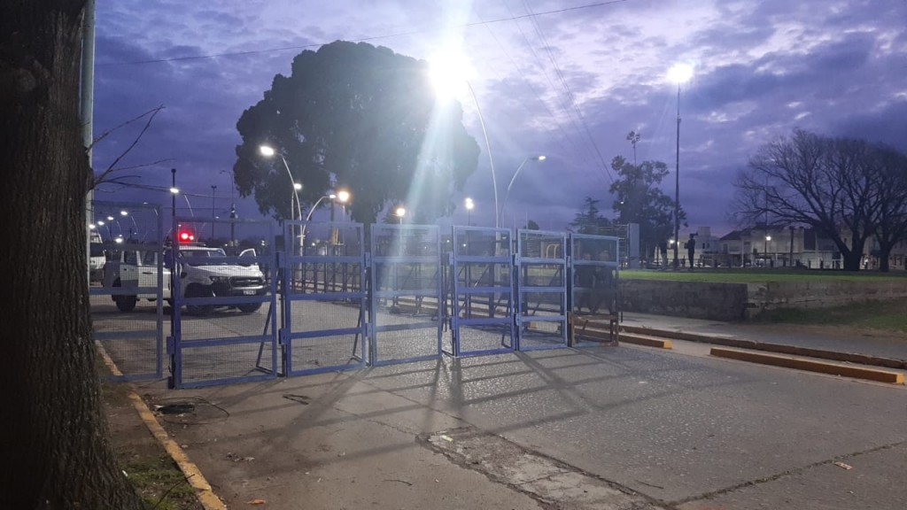 Daños colaterales del vallado a la Comisaría Primera