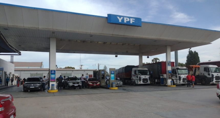 Comienza la baja del precio nocturno en estaciones de YPF locales