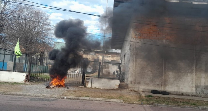 Sin respuesta al reclamo de pago, trabajadores queman gomas frente a la obra de Ciencias de la Salud