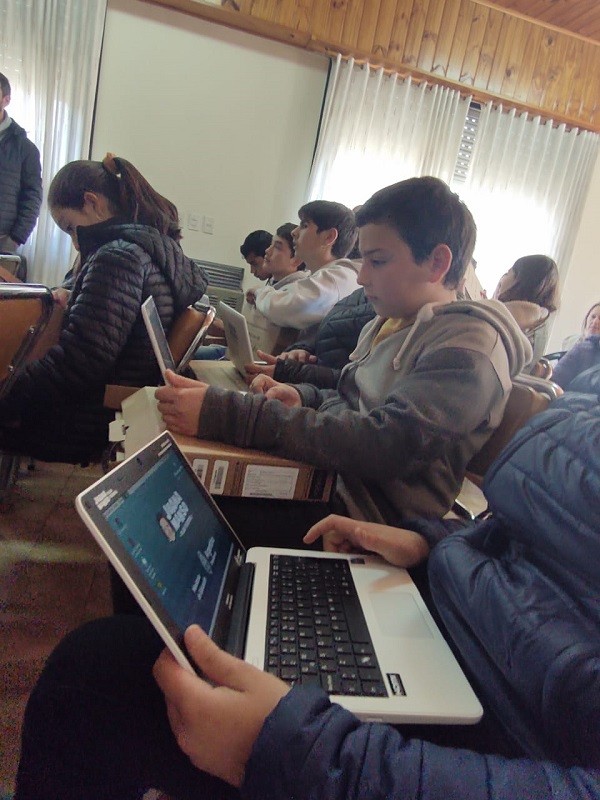 Estudiantes de Chillar recibieron computadoras del programa Conectar Igualdad